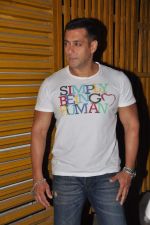 Salman Khan at Dabangg 2 screening in Ketnav, Mumbai on 27th Nov 2012 (34).JPG
